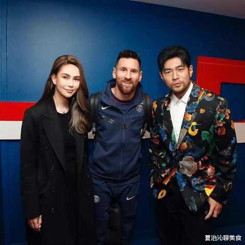 周杰伦|周杰伦晒一家游玩照，和昆凌怀抱三女儿画面温馨，罗密欧比耶超帅气