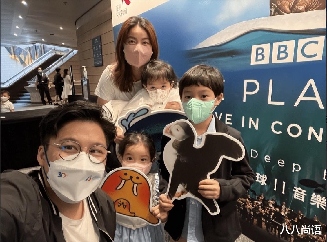 郭晶晶|郭晶晶一家五口久违同框!霍中曦与父母默契,霍中妍霍中怡成路人