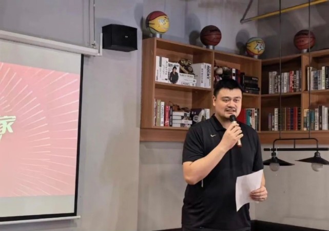 ?姚明被曝下课后！破例连任主席：5年工作任劳任怨 体重飙到400斤！