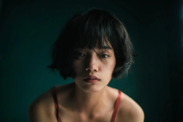别喊“我不认识他”,遇到人贩子时,这样做,旁人更愿意帮你