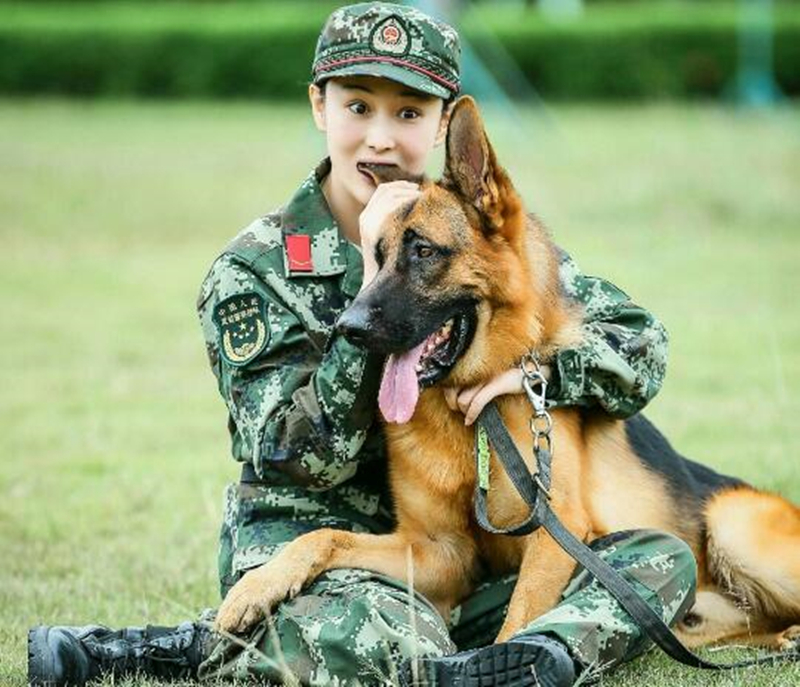 张馨予晒出与宝宝的合照,婚后生活太滋润,36岁被何捷宠成小孩