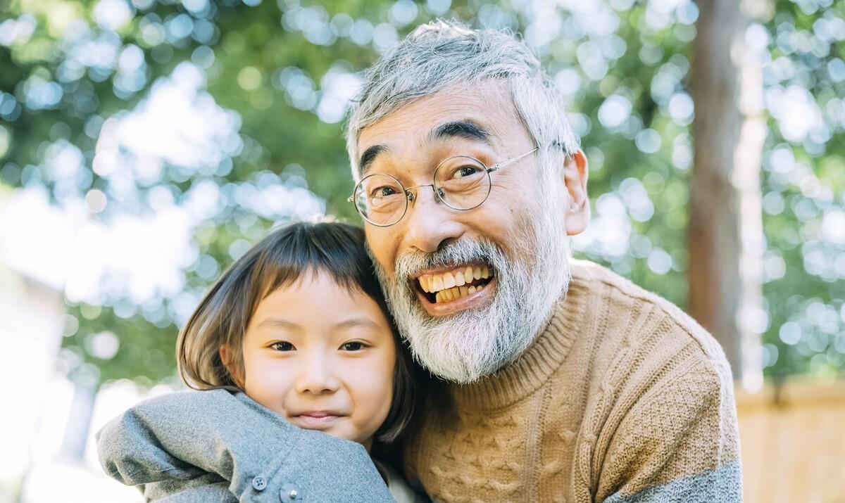老人把外孙女抚养长大,不敢透漏身份,外孙女结婚后他不辞而别