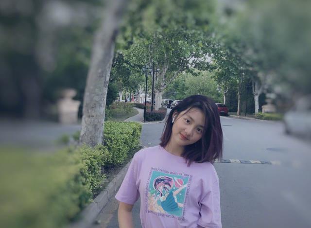 黄忆慈|16岁黄多多冲上热搜，蓝色挂脖吊带略显成熟，网友：学学王诗龄