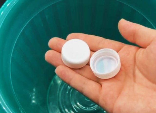 厨房“垃圾桶”放上2个瓶盖,作用太神奇了,一年省下不少钱