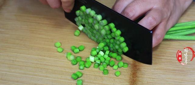 春季,猪肉牛肉靠边站,多吃“5菜2果”,营养祛肝火,越吃越精神