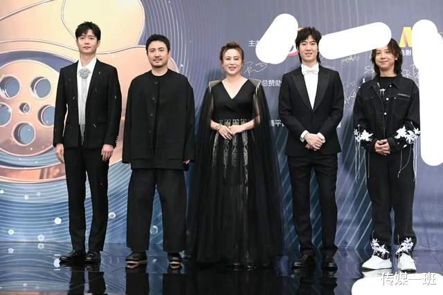 沈腾|红毯尴尬场面:沈腾抱着赞助商奥迪车轮不撒手,姚晨被嘲讽麒麟臂