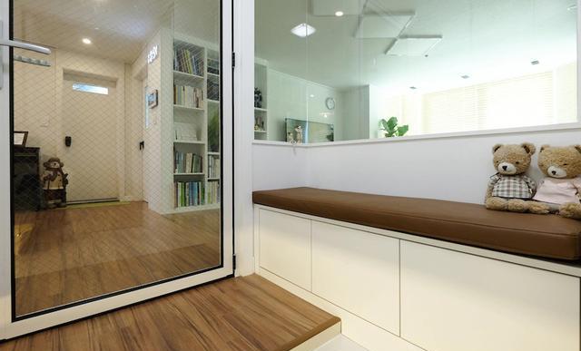 普通人的93,客厅沙发不靠墙,卧室一分为二装书房,装修不普通