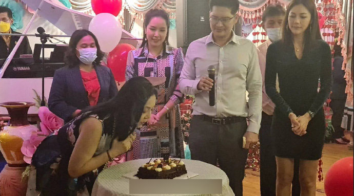 西瓜溺亡5个月,俩嫌犯为其母庆祝生日,众人欢聚一堂喜笑颜开