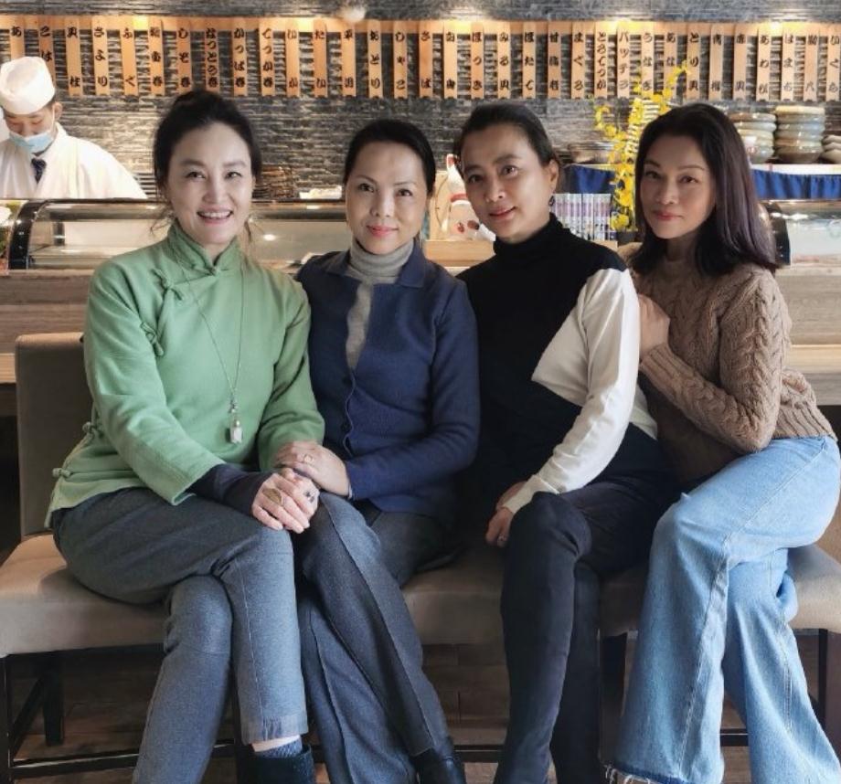 李玲玉|58岁李玲玉晒近照,透视T恤搭西装,艳丽四射不输小9岁尤泓斐