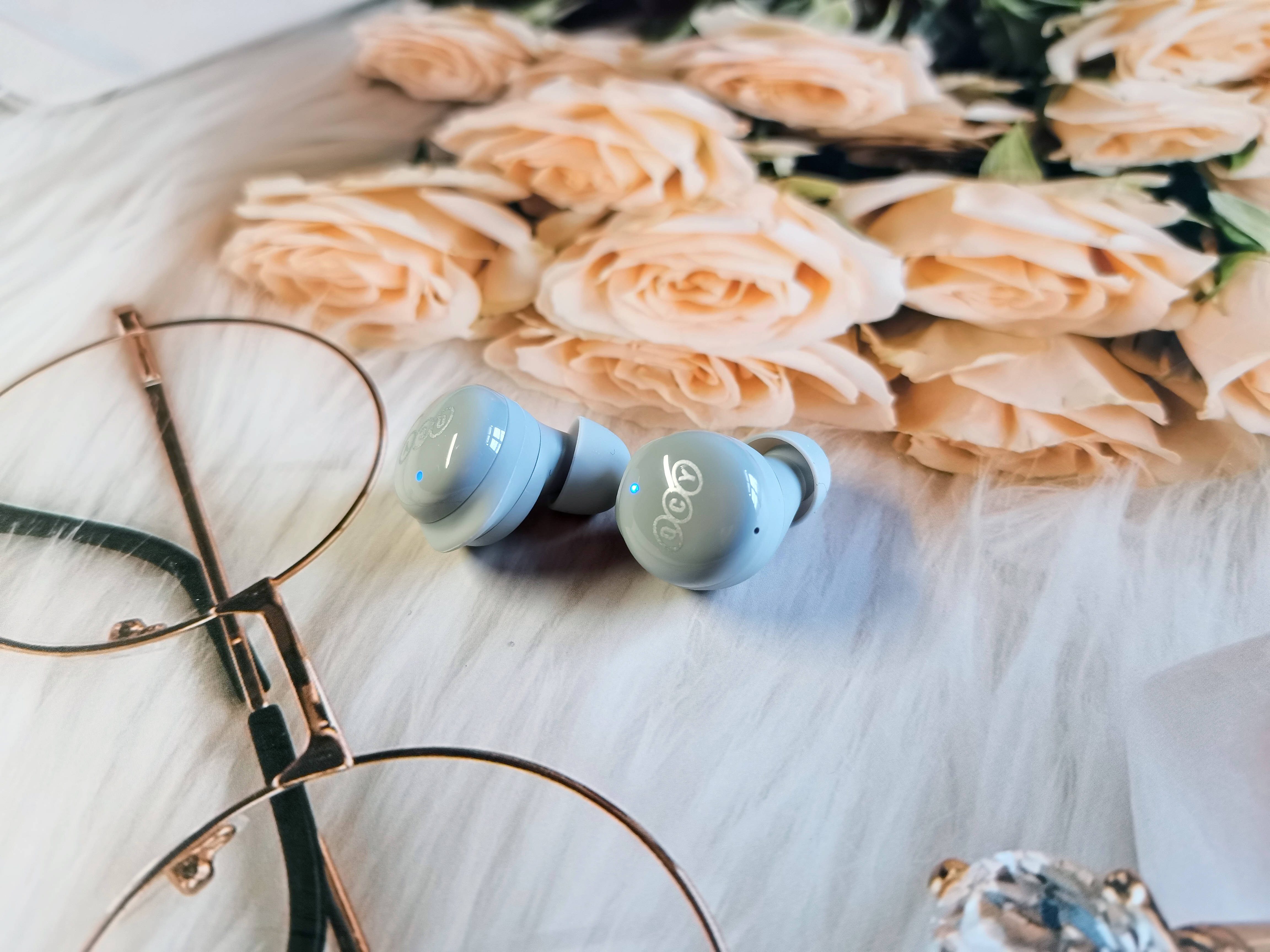 英特尔|QCY T17S新品蓝牙耳机上手评测，小巧可爱的跑车车灯外观设计