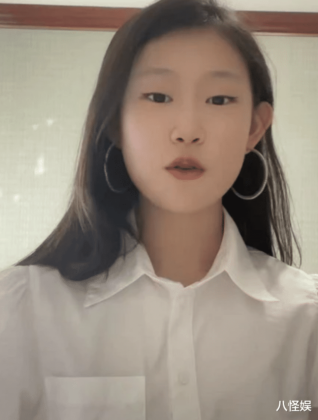 沈佳润|小沈阳晒父女合照过节,沈佳润着露脐装腰部被爸爸打码,身高抢镜