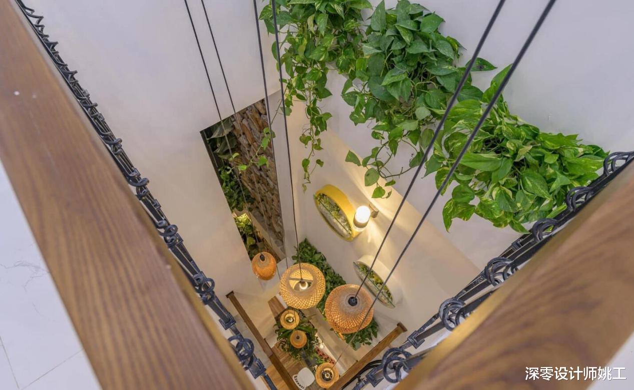 4层联排别墅局部有天井，借助大型灯具做错层，照顾到每层楼梯照明