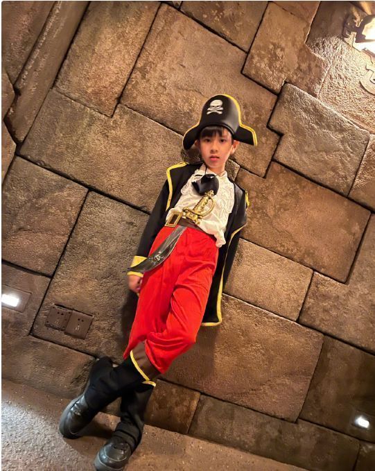 吴尊|吴尊刘畊宏两家庆万圣节，12岁NeiNei又高又瘦，身高已紧近妈妈