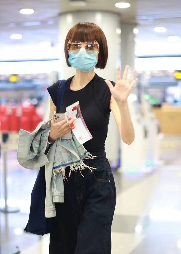 鲁豫|52岁鲁豫现身机场!身材消瘦似纸片人,脖子皱纹明显引担忧