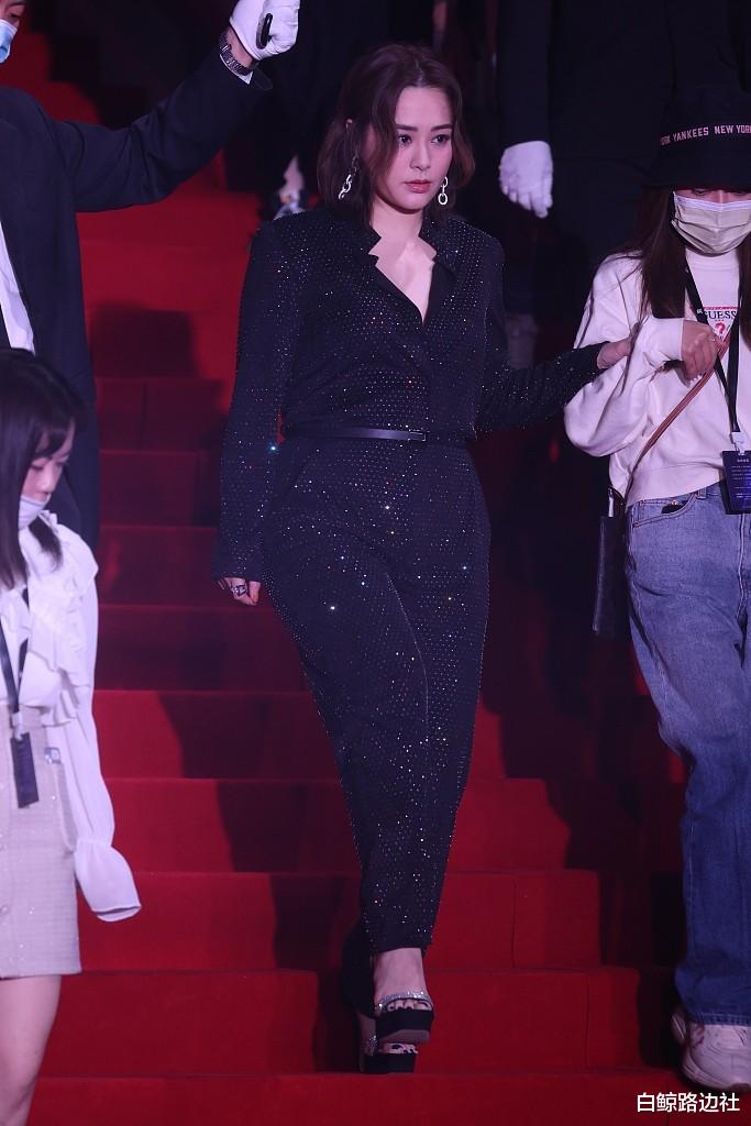 裙装 41岁阿娇减肥成功！脸蛋小一圈瘦出尖下巴，自曝一天只吃7块紫薯