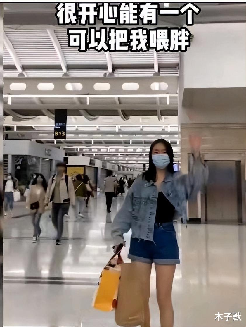 女孩 男朋友把她养胖又带她减肥，世界上最好的情话：我陪着你