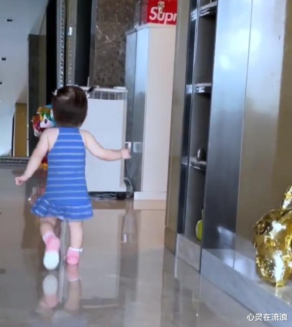 杜淳|杜淳晒女儿奔跑萌态,1岁小蛋饺腿型受质疑,网友:没生过孩子?