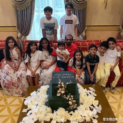 迪拜酋长：娶表妹生12个孩子带小25岁娇妻出访，女儿一个比一个美