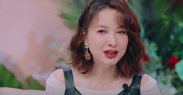 吴昕|吴昕颜值下滑迅速，脸部胖肿嘴巴变大，对快本解散释怀