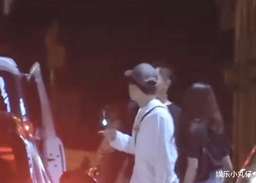 付辛博|颖儿夫妇凌晨聚餐！付辛博高挑清瘦仍如小鲜肉，小月亮眉眼像爸爸