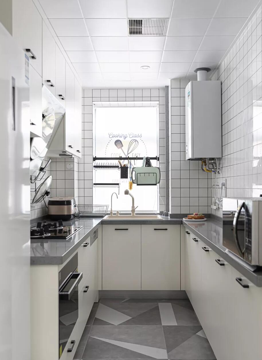 越来越多人喜欢将门套包到顶,看她103㎡家,清爽又温馨