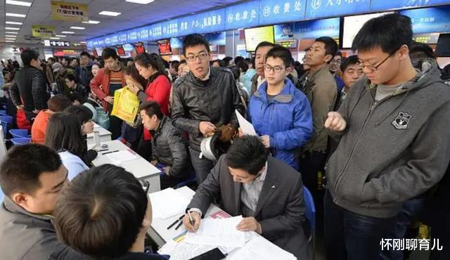 律师|当代“打工人”现象:45岁工厂不招,50岁菜买不了?原因很现实