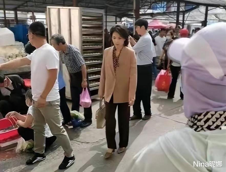 西装 刘涛为新剧牺牲大,穿西装拎公文包,44岁剪三七分短发像“老干部”