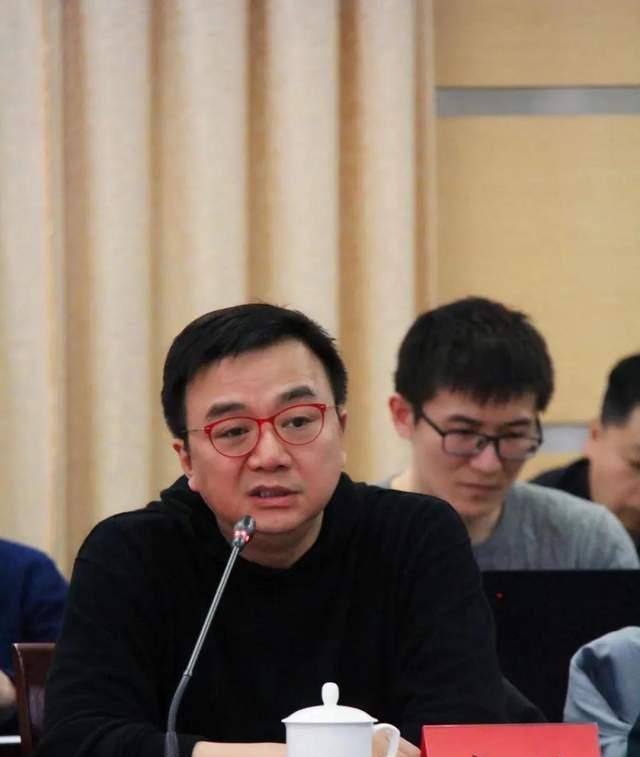 |《人世间》导演李路：陈道明太辛苦，几次背着双肩包进摄影棚录音