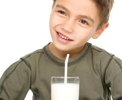 牛奶|姐姐吃钙片，弟弟喝牛奶，姐弟俩都10岁，身高为何却差了20公分？