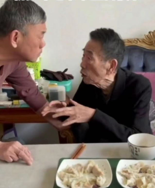 杨少华|90岁杨少华为副业站台,手拿一叠百元钞随便发,颤颤巍巍全靠搀扶