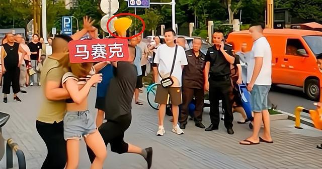 纪实:公公发现儿媳和陌生男子逛街,行为暧昧,一怒之下重拳出击