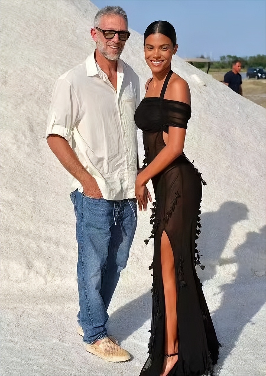 “球花”莫妮卡前夫艳福不浅！带小30岁嫩模娇妻看秀，抢贝嫂风头