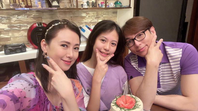 翁虹|翁虹历尽磨难回家为女儿庆生！15岁生日蛋糕仅巴掌大，母女五官似烙饼