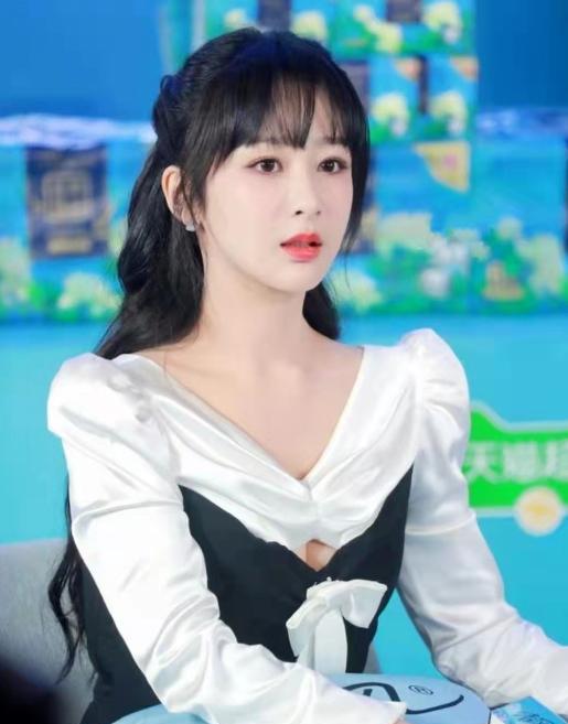 邱意浓|邱意浓直播眼眶微红,回应剧中状态不佳的问题,网友:撞脸杨紫