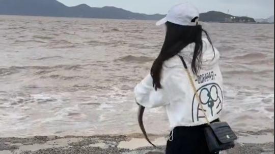 浙江舟山。一女子和朋友到海边游玩，离得远远地就看见一条大鱼躺在岸边上