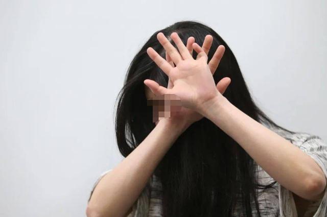 男子搭讪吃夜宵女性,一路跟随对方在楼道内实施猥亵犯罪