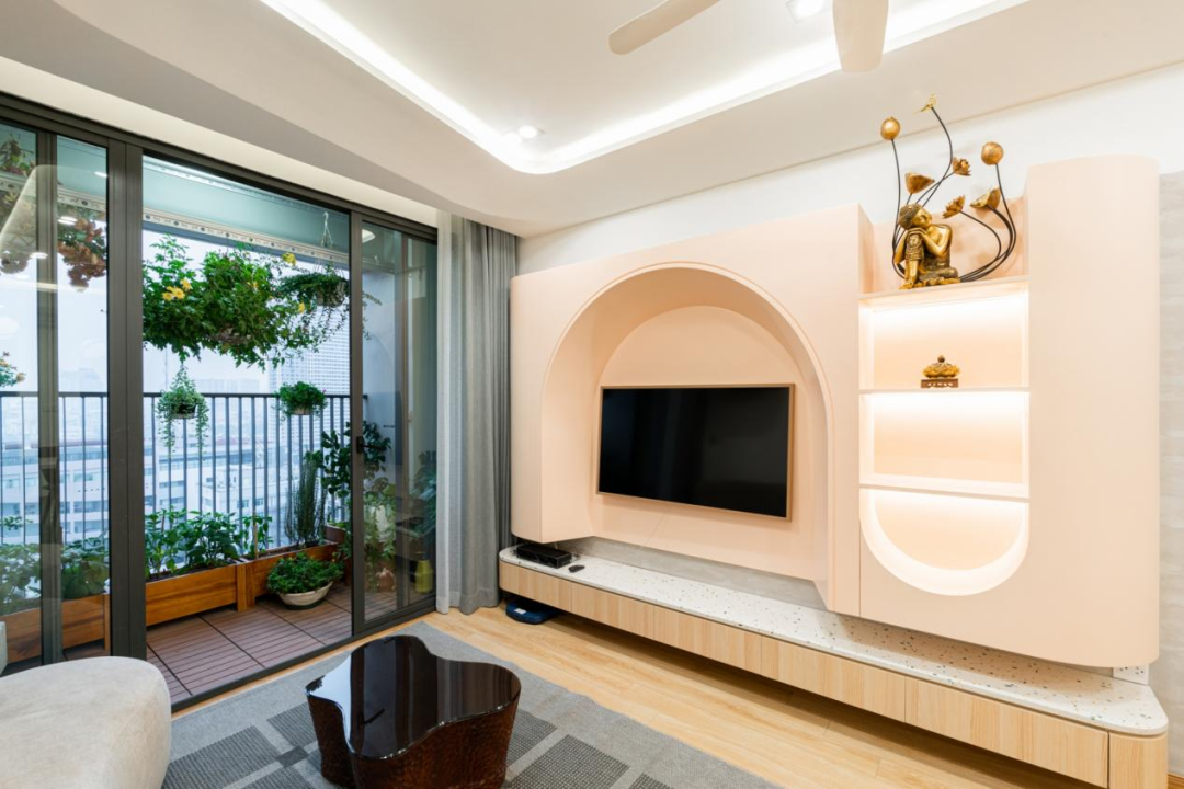 90㎡户型,柔和配色搭配木质家具,没有太多复杂设计,充满烟火气