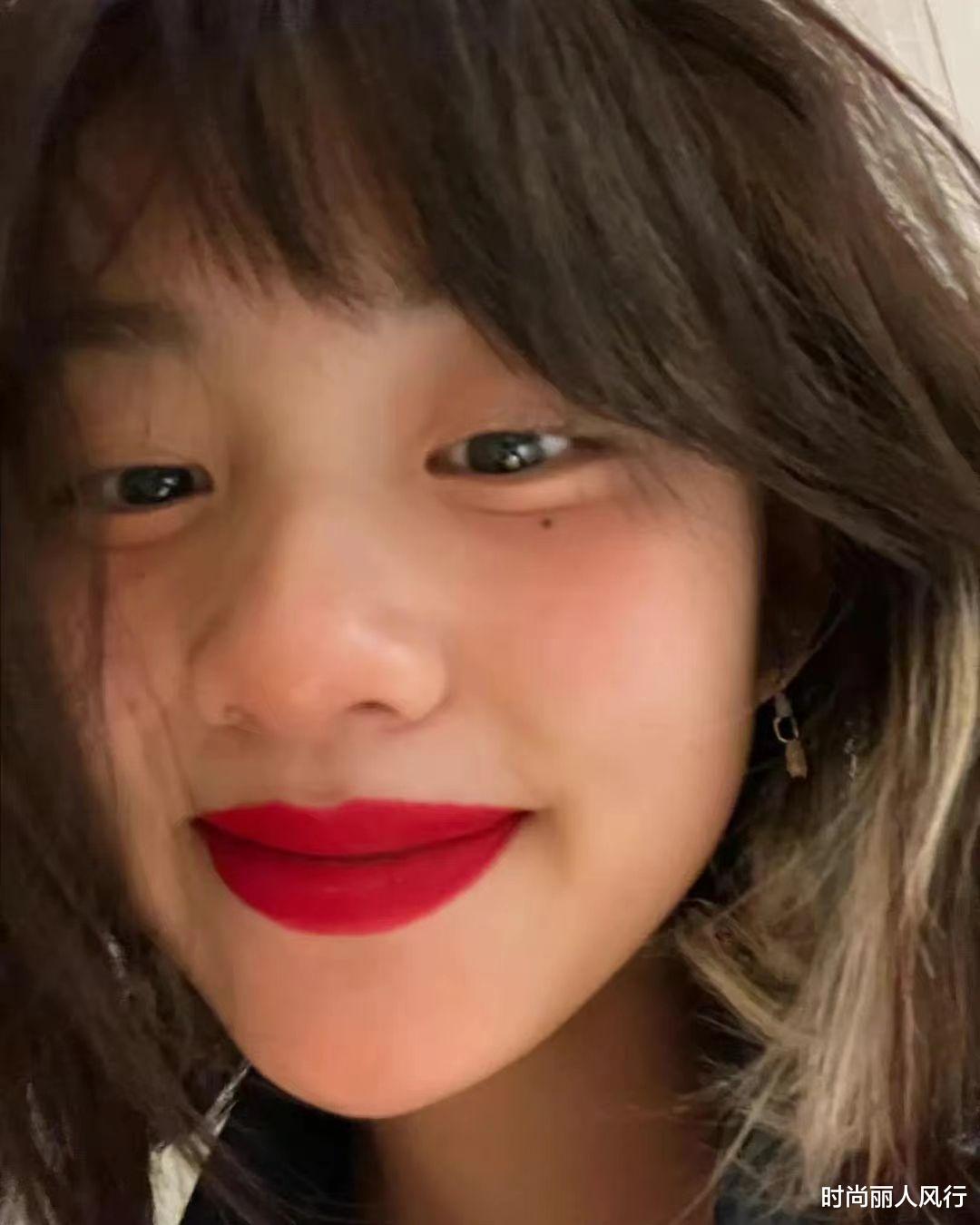 口红 多多近照魅力十足!大胆涂红唇变成熟好多,“海胆头”更俏皮不少