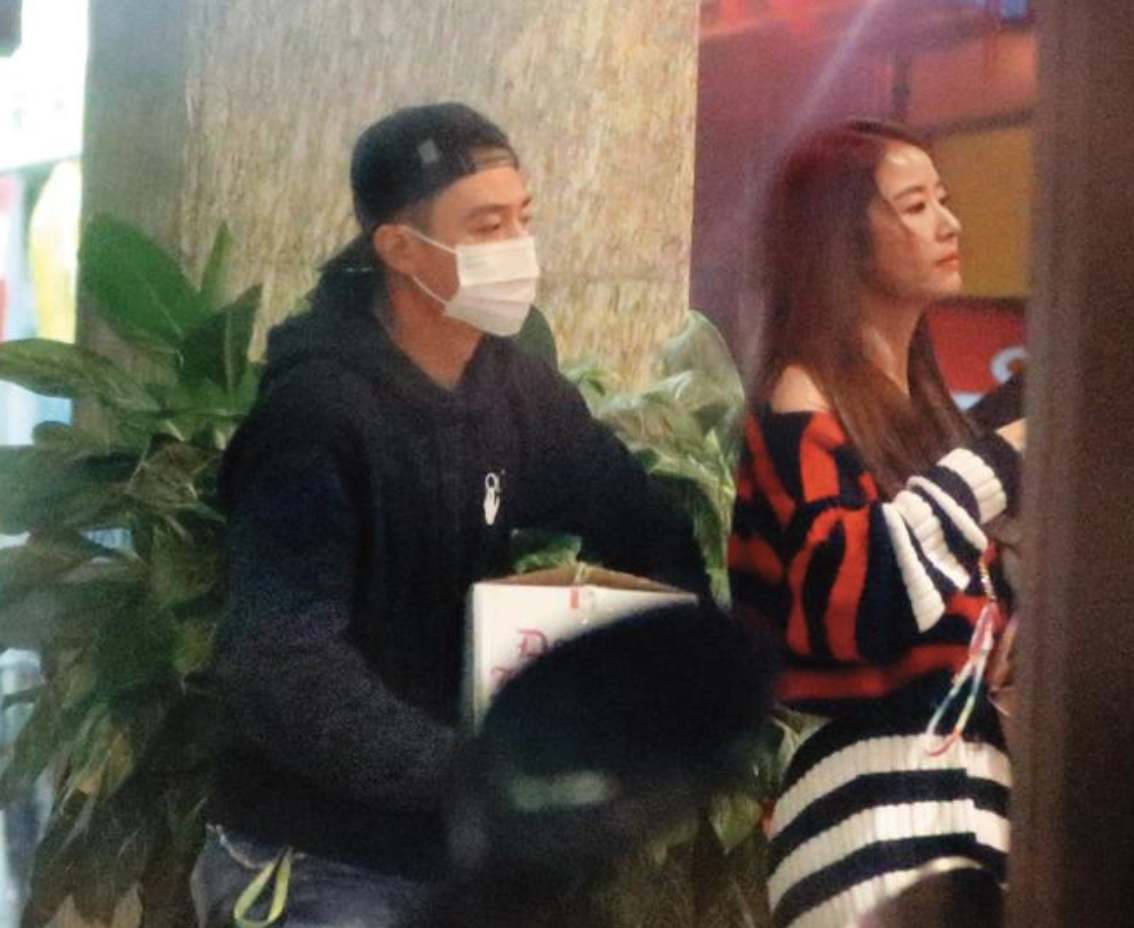 林心如|46岁林心如超市扫货,穿露脐衫秀纤细蛮腰,身材不输小12岁郭雪芙