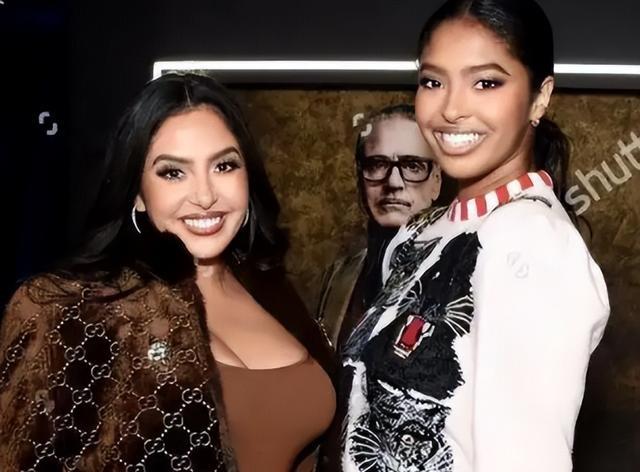 |瓦妮莎晒近照！减重效果显著，携女儿现身纪念墙，一袭黑裙显优雅