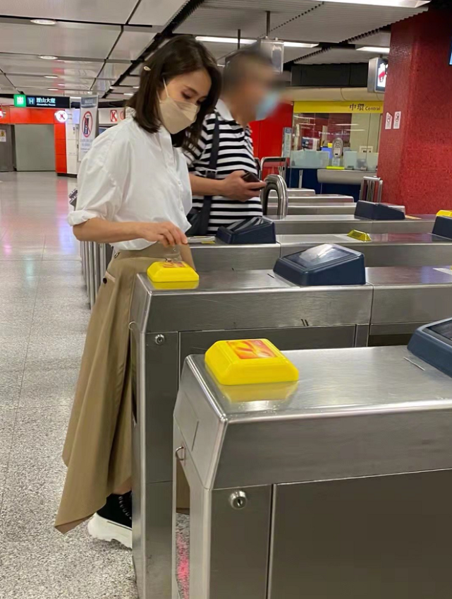 口红 50岁黎姿状态真好!素颜出镜皮肤白皙细腻,穿运动装坐豪艇游玩