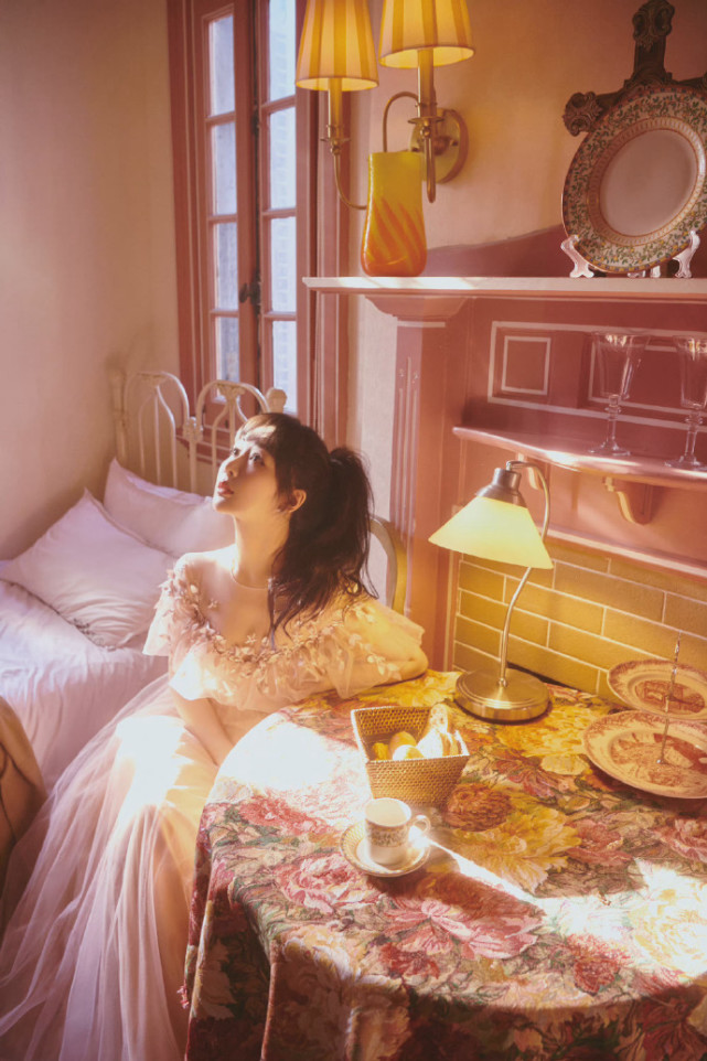 赵宝刚|杨紫最新路人照曝光，发福圆润像缩小版贾玲，精修生图胖若两人