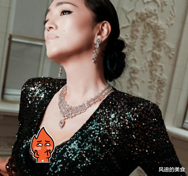 巩俐|56岁巩俐现身拍大片，蜂腰翘臀气质绝佳