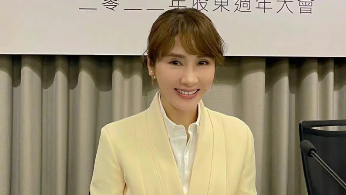 黎姿|50岁黎姿带伤出席股东大会，脚踩人字拖搭配职业套装，太拼了