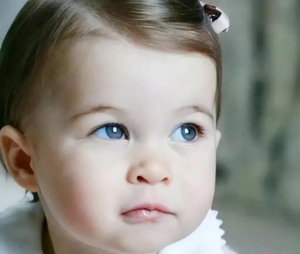 夏洛|夏洛特小公主，眼神坚毅一看就是王者，气场绝对碾压哥哥乔治王子