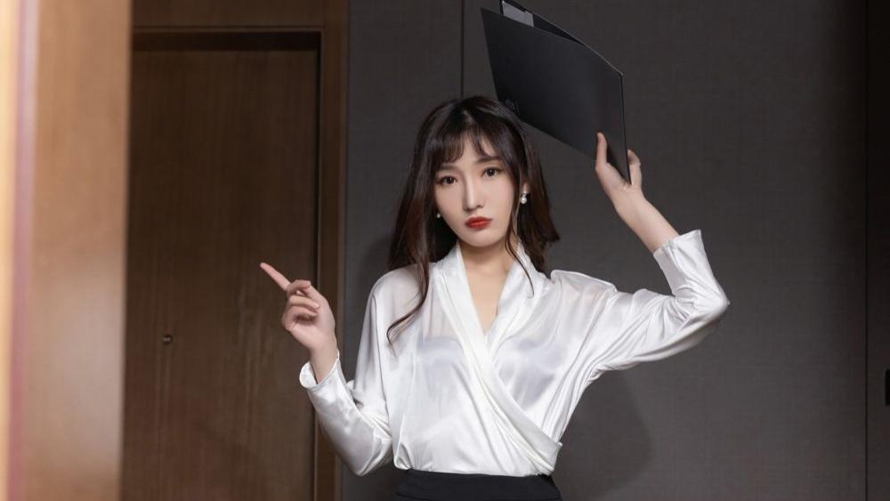 穿衣搭配|白衬衫搭配黑色半身裙，干练又不失精致，简约却不简单，时尚性感