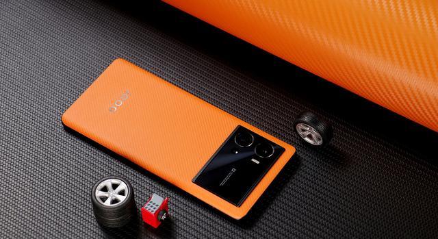 iqoo|iQOO10Pro展露锋芒，18G大运存、110万高跑分，定为5999够意思