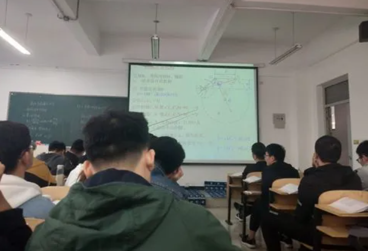 大学生|“不好意思，我们不招35岁以上的”，研究生应聘被拒，引发热议