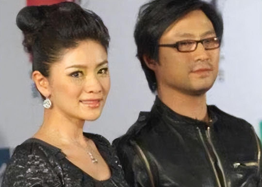 汪峰|汪峰前妻和母亲同吃外卖！翘兰花指靠肩头撒娇，妈妈打扮精致贵气