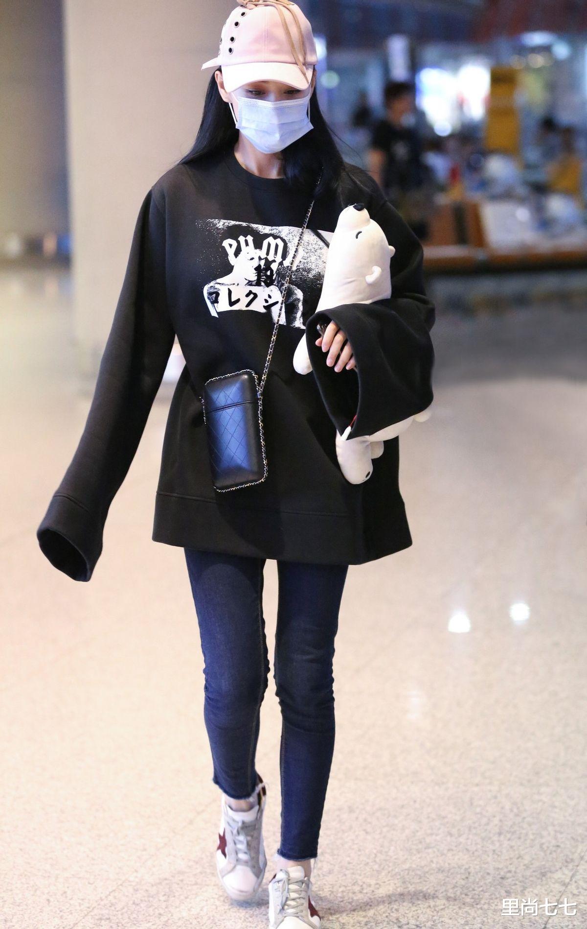 张馨予|张馨予携老公逛街，包裹严实很保守，军人老公打扮却很潮